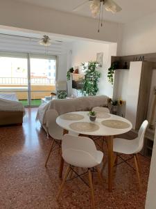 uma sala de estar com mesa e cadeiras em Apartamento La Pobla de Farnals em Valência