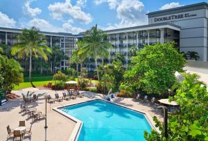 ein Bild von der Vorderseite des Domiicus Hotels in der Unterkunft DoubleTree by Hilton Palm Beach Gardens in Palm Beach Gardens