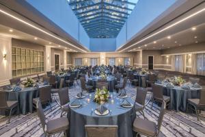 un gran salón de baile con mesas y sillas en una habitación con techos. en Hilton Portland Downtown, en Portland