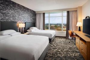 Postel nebo postele na pokoji v ubytování Embassy Suites by Hilton Hampton Convention Center