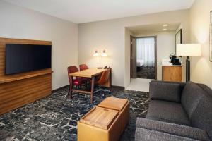 Posezení v ubytování Embassy Suites by Hilton Hampton Convention Center