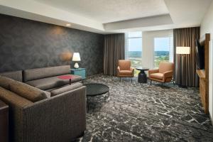 Posezení v ubytování Embassy Suites by Hilton Hampton Convention Center