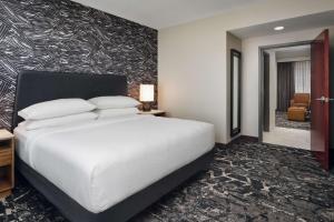 Postel nebo postele na pokoji v ubytování Embassy Suites by Hilton Hampton Convention Center