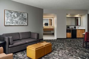 Posezení v ubytování Embassy Suites by Hilton Hampton Convention Center