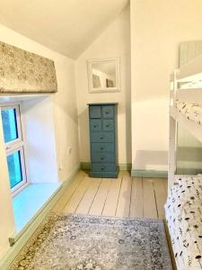 ein Schlafzimmer mit einem Etagenbett und einer Kommode in der Unterkunft Cosy Cottage in Galway in Creggs