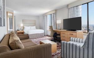 a hotel room with a bed and a television at DoubleTree by Hilton Hotel Philadelphia Center City in Philadelphia