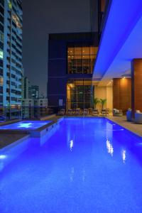 uma grande piscina num edifício à noite em Waldorf Astoria Panama na Cidade do Panamá