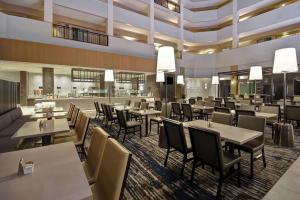 Embassy Suites by Hilton Raleigh Durham Research Triangle餐厅或其他用餐的地方