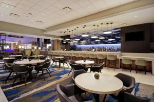 Embassy Suites by Hilton Raleigh Durham Research Triangle餐厅或其他用餐的地方