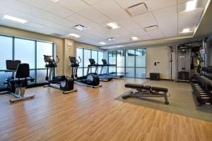 Embassy Suites by Hilton Raleigh Durham Research Triangle的健身中心和/或健身设施