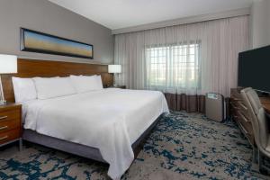 Embassy Suites by Hilton Raleigh Durham Research Triangle的电视和/或娱乐中心