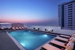 una piscina en la azotea de un edificio en DoubleTree by Hilton Ras Al Khaimah, en Ras al Khaimah