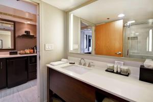 Embassy Suites by Hilton Raleigh Durham Research Triangle的一间浴室