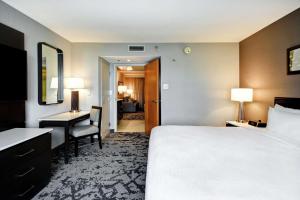 Embassy Suites by Hilton Raleigh Durham Research Triangle客房内的一张或多张床位