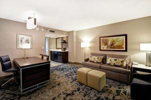 Embassy Suites by Hilton Raleigh Durham Research Triangle的休息区