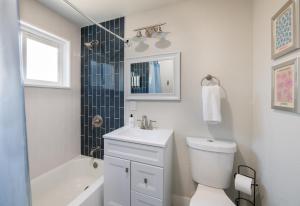 Ванная комната в The Yellow Door Denver - Mid Century Design & Comfort +53 фотографии