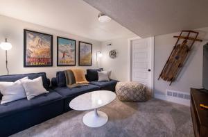 sala de estar con sofá azul y mesa en The Yellow Door Denver - Mid Century Design, Game Room, and Wood Spa - Near Downtown Denver, en Denver