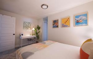 Кровать или кровати в номере The Yellow Door Denver - Mid Century Design & Comfort