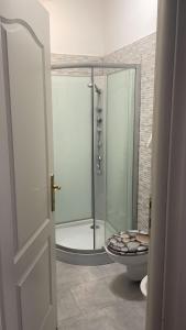 uma casa de banho com uma cabina de duche em vidro e um WC. em Appartamento zona centro Savona con due camere em Savona