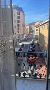 uma vista para uma rua da cidade a partir de uma varanda em Appartamento zona centro Savona con due camere em Savona