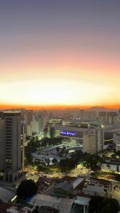 Blick auf eine Stadt bei Sonnenuntergang mit Gebäuden in der Unterkunft C1 Estúdio VN1 - A 400 metros do Allianz Parque in São Paulo