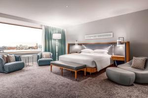 Postel nebo postele na pokoji v ubytování Hilton Rotterdam + 37 fotografií