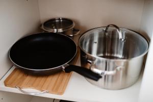 a frying pan and a pot on a counter at Apartmán Nová Nemocnica 10min. pešo do Centra in Košice
