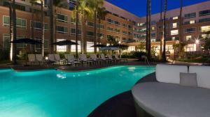 DoubleTree by Hilton San Diego Del Mar内部或周边的泳池