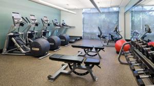 DoubleTree by Hilton San Diego Del Mar的健身中心和/或健身设施