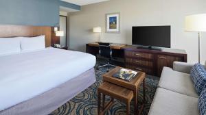 DoubleTree by Hilton San Diego Del Mar客房内的一张或多张床位