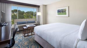 DoubleTree by Hilton San Diego Del Mar客房内的一张或多张床位