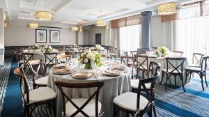DoubleTree by Hilton San Diego Del Mar餐厅或其他用餐的地方