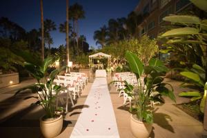 DoubleTree by Hilton San Diego Del Mar外面的花园