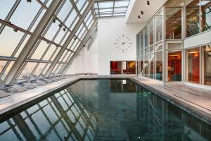 uma piscina interior num edifício com um relógio na parede em Hilton Sao Paulo Morumbi em São Paulo