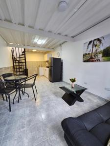 sala de estar con sofá y mesa en Apartamentos Amoblados En La Circunvalar Sector La Rebeca, en Pereira