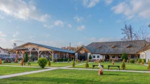 un edificio grande con bancos en un parque en Hilton Sibiu, en Sibiu