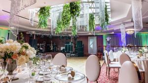 una recepción de bodas en una habitación con mesas y sillas en Hilton Sibiu, en Sibiu 64 fotos más