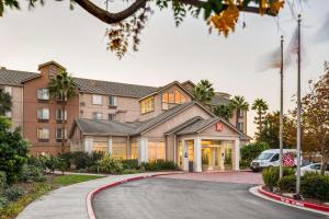 uma casa com uma entrada em frente a um edifício em Hilton Garden Inn San Jose/Milpitas em Milpitas