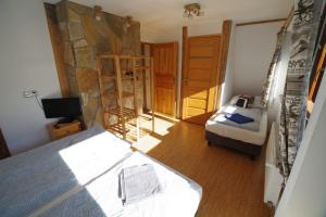 um quarto com uma cama e uma cadeira num quarto em Ski House Szczyrk - Solisko em Szczyrk