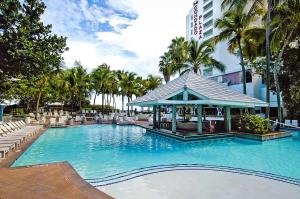 Bazén v ubytování The Condado Plaza Hotel nebo v jeho okolí