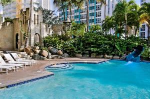 Bazén v ubytování The Condado Plaza Hotel nebo v jeho okolí