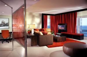 TV a/nebo společenská místnost v ubytování The Condado Plaza Hotel