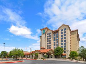 una representación de la parte delantera de un hotel en Embassy Suites by Hilton San Marcos Hotel Conference Center en San Marcos