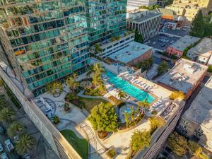 een luchtzicht op een stad met een zwembad en gebouwen bij Modern Luxury 2 Bd Apt with Pool Views and free parking in Los Angeles