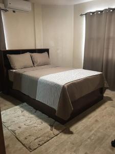 1 dormitorio con 1 cama grande con sábanas blancas en SkylineSuites Lost in Paradise - FA3, en Grand Anse