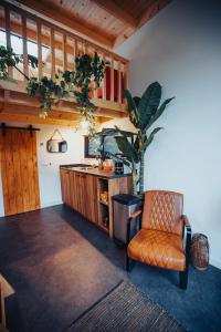 cocina con silla, fregadero y encimera en Tiny Dream House, en Arnhem