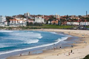 un groupe de personnes sur une plage près de l'océan dans l'établissement Hilton Sydney, à Sydney