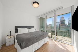 um quarto com uma cama grande e uma janela grande em Level Chicago River North em Chicago