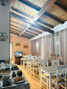 a dining room with white tables and white chairs at Il Melarancio in Pescia Romana