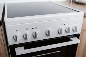 a white stove top oven in a kitchen at Apartmán Nová Nemocnica 10min. pešo do Centra in Košice